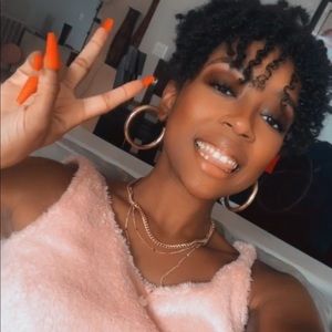 MEET YOUR POSHER, Talia